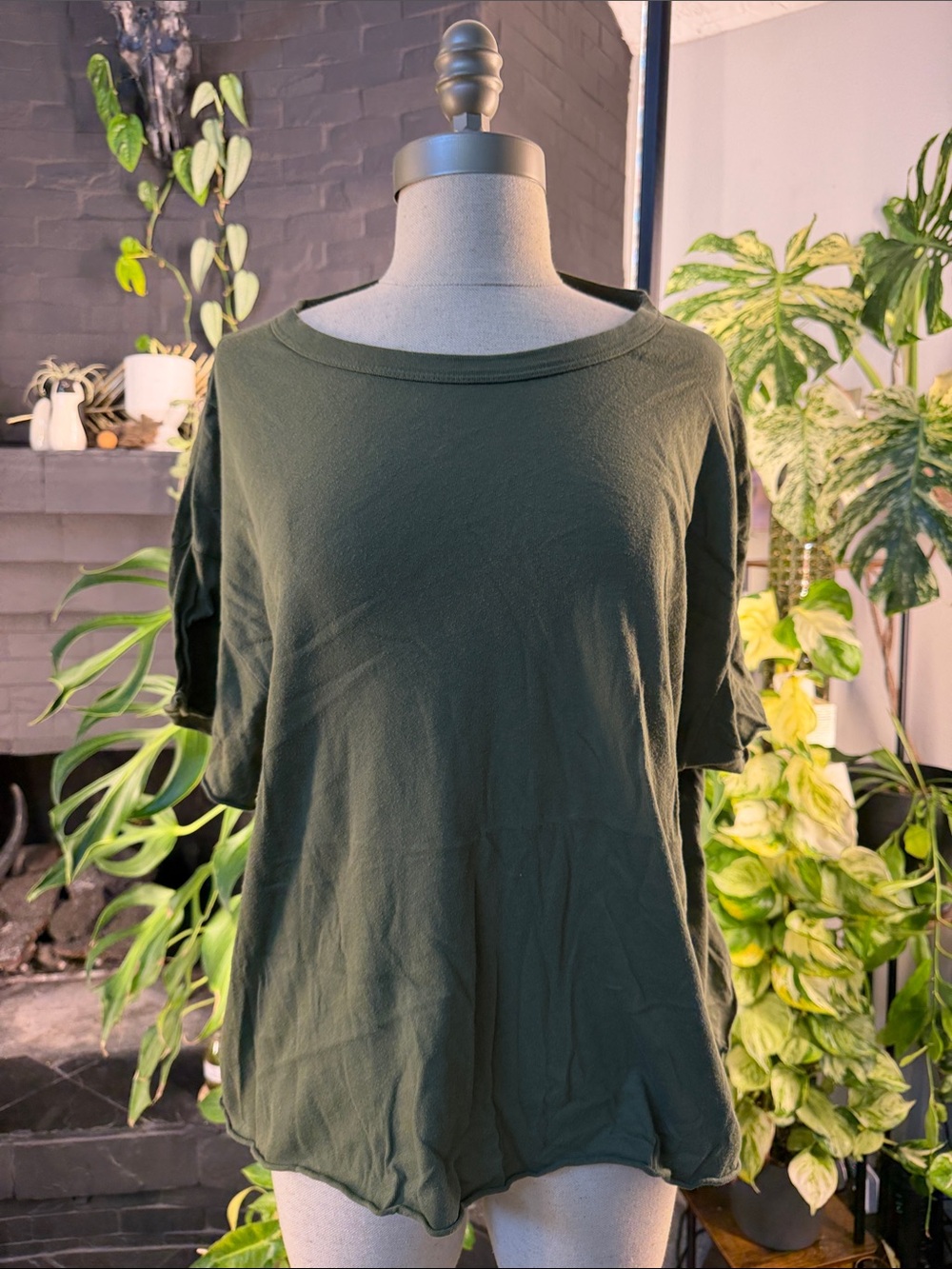 THE GREAT. Women's Short Sleeve Scoop Top in Deep Olive